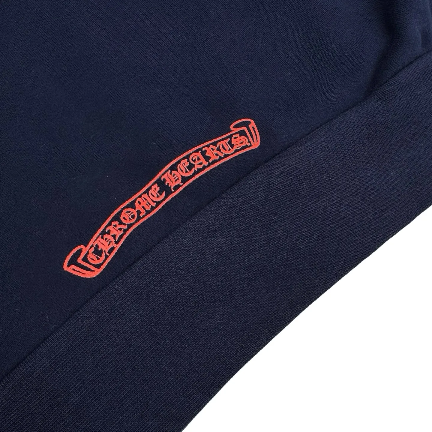 🅿️450 [Exclusive supply] CH Crow Heart Horseshoe Unicorn Arm Hooded Jacket (Blue) The fabric is made of Australian velvet satin technical cotton. It has excellent texture and is comfortable and close to the skin. A touch of midnight navy dip-dyeing, low-key elegance. Three forms of red horseshoe flowers are realistic. Like the trend of flame ink, it naturally blends on rice paper. Control the visual focus. From concrete totems to abstract light spots, whispering that I am the rock oracle of the rules. A rebellious ceremony about wearing and performing, using glue printing. The printing has been modified three times by the film screen. The glue liquid paint is used to print the pattern on the fabric. The fabric is baked to fix the printed pattern. The fabric has been washed. It has a better hand feel and texture. It is not easy to deform, not easy to shrink, not easy to fade, and maintains long-term beauty. Size:S-M-L-XL